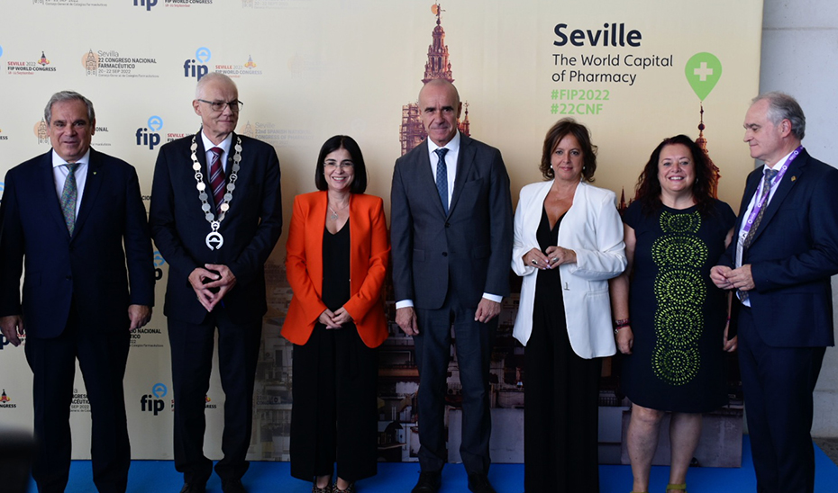 La consejera de Salud, Catalina García, con el resto de autoridades en el LXXX Congreso Mundial de Farmacia inaugurado en Sevilla.